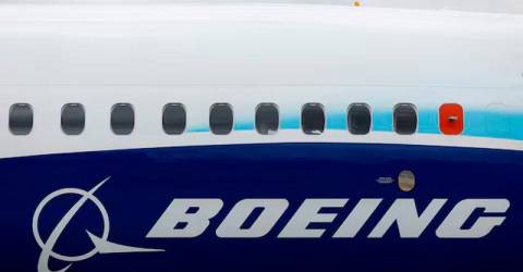 Boeing reports .8 billion in annual loss