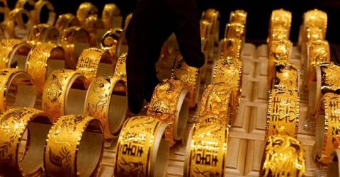 Gold hits record ,128 as tariff uncertainty fuels demand