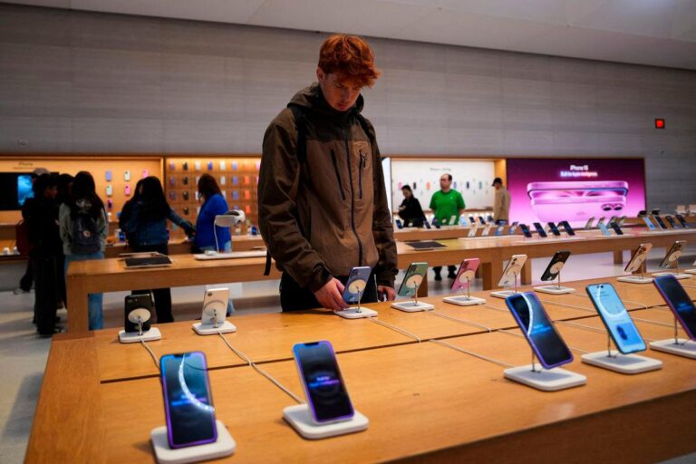 Apple revenue forecast beats estimates, tariff costs projected at .1 billion